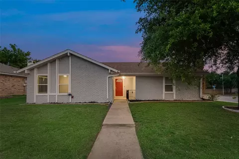 6400 Alta Vista Dr, Watauga, TX 76148