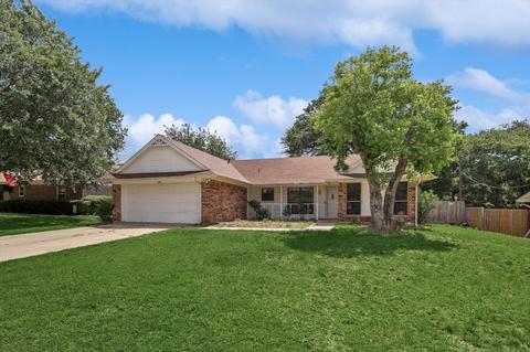 241 Lilac Ln, Azle, TX 76020