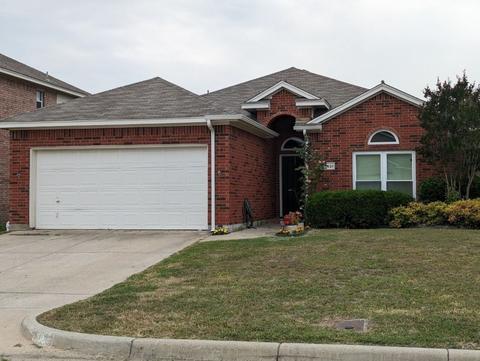 10621 Cloisters Dr, Fort Worth, TX 76131