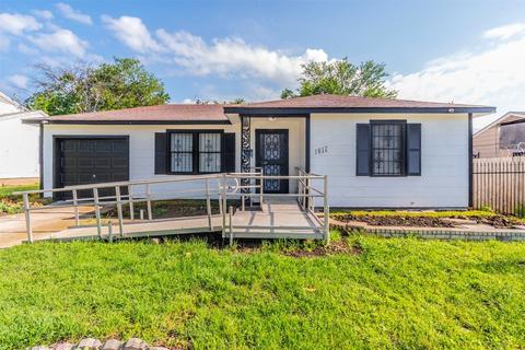 1017 E Devitt St, Fort Worth, TX 76110