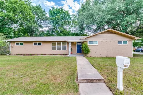 411 E 10th St, Bonham, TX 75418