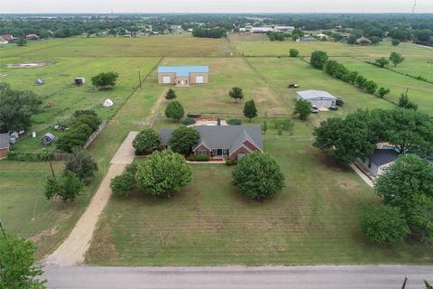 915 Pierce Rd, Red Oak, TX 75154