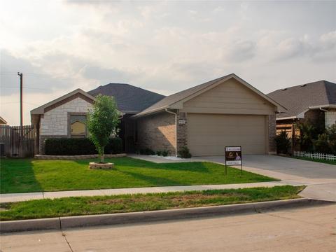 9140 Saint Barts Rd, Fort Worth, TX 76123