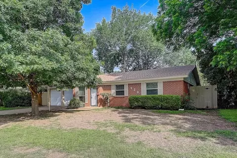 924 SW Sunnybrook Dr, Burleson, TX 76028