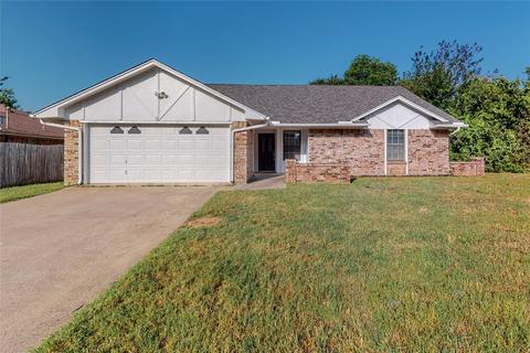 2105 Northglen Dr, Hurst, TX 76054