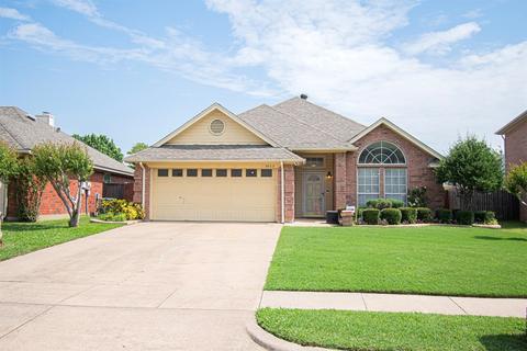 2862 Briar Hill Dr, Grand Prairie, TX 75052