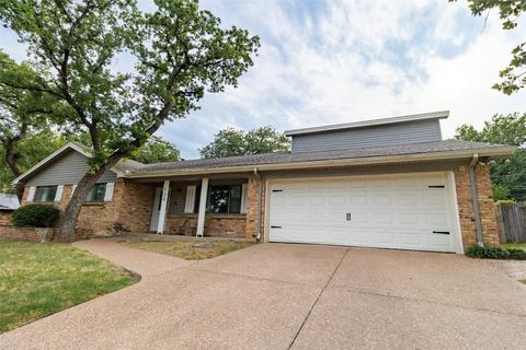 136 Stonegate Ct, Bedford, TX 76022