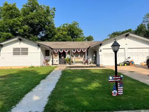 207 N Ervin St, Comanche, TX 76442