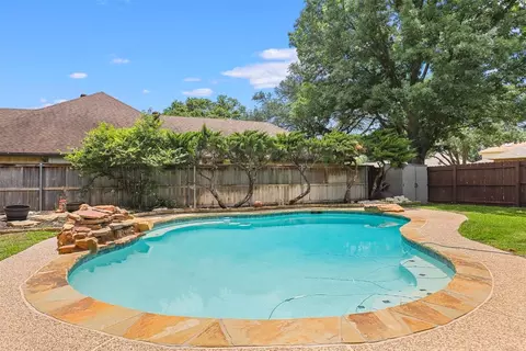 3800 Rolling Meadows Dr, Bedford, TX 76021