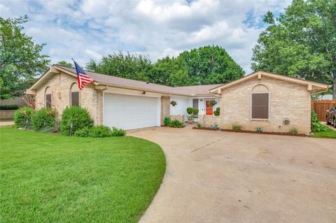 916 Columbus Ct, Bedford, TX 76022