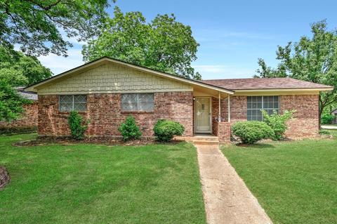 901 Deleon St, Denison, TX 75020