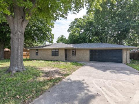 802 E Greenwood Ave, Bowie, TX 76230