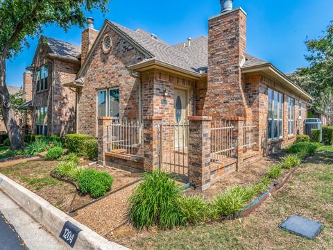 1204 Wooded Trl, Hurst, TX 76053