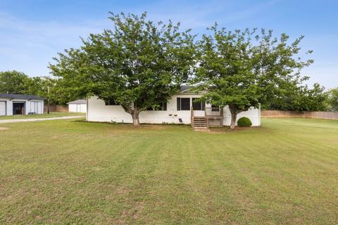 915 Pecan St, Azle, TX 76020