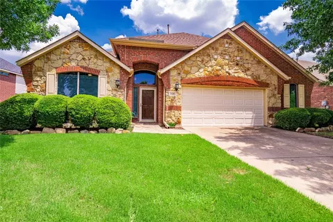 946 Wooded Creek Dr, Cedar Hill, TX 75104