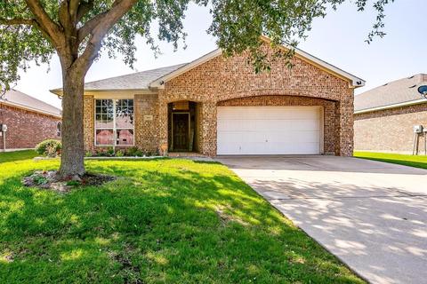 909 Hunter Ln, Burleson, TX 76028