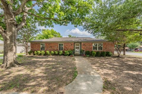 300 Tanglewood Dr, Hurst, TX 76053