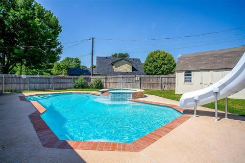 808 Liberty Ln, Blue Mound, TX 76131