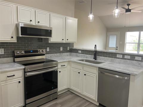 904 Mckavett Dr, Burleson, TX 76028