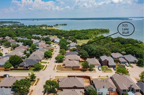 925 Lake Bluff Dr, Lake Dallas, TX 75065