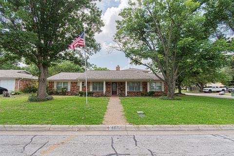 6900 Corona Dr, North Richland Hills, TX 76180