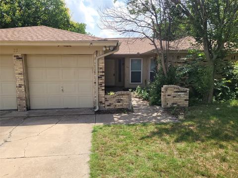 220 Rhineland Rd, Benbrook, TX 76126