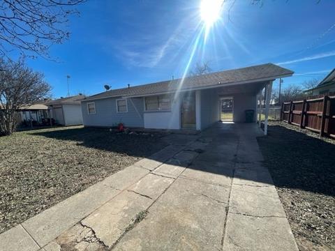704 E 10th St, Coleman, TX 76834