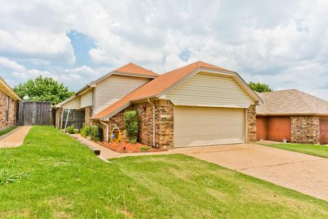 10242 Holly Grove Dr, Fort Worth, TX 76108