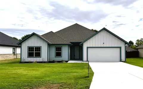 209 S Busby St, Tioga, TX 76271