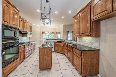 600 Natchez Ct, Hurst, TX 76054