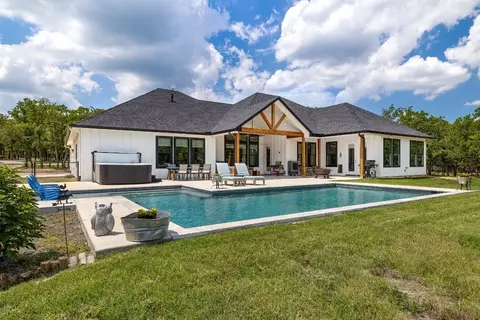 1107 Spring Valley Rd, Paradise, TX 76073