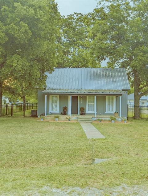 308 N Trinity St, Whitney, TX 76692