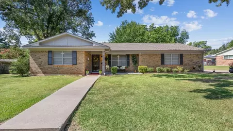 402 Glen Oaks Rd, Bonham, TX 75418