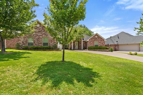 1883 Old Oak Dr, Tyler, TX 75703