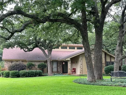 2708 Burlwood Dr, Arlington, TX 76016