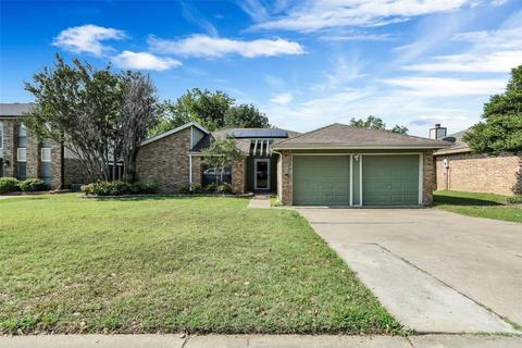 202 Country Ln, Euless, TX 76039