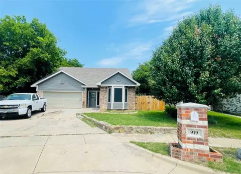 919 Rolling Meadows Dr, Arlington, TX 76015