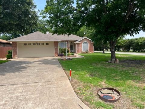 1033 SW 2nd St, Grand Prairie, TX 75051