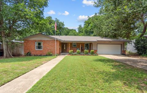 42 Shadowbrook Ln, Hurst, TX 76053