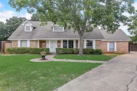 2102 Saint Claire Dr, Arlington, TX 76012