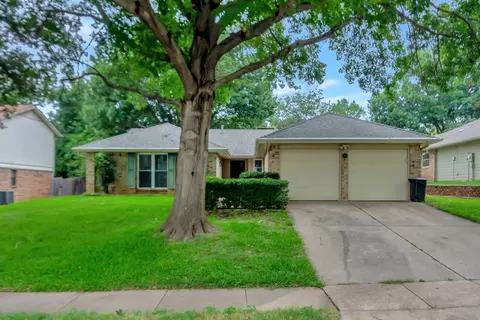 710 Dickey Dr, Euless, TX 76040