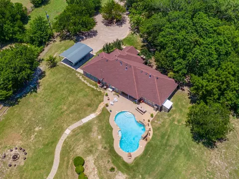 716 Becky Ln, Pecan Hill, TX 75165