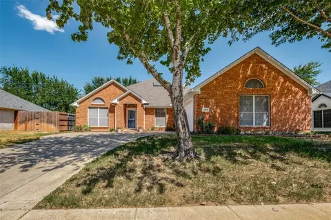 7020 Michael Dr, North Richland Hills, TX 76182