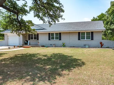 129 Gainsville St, Forestburg, TX 76239