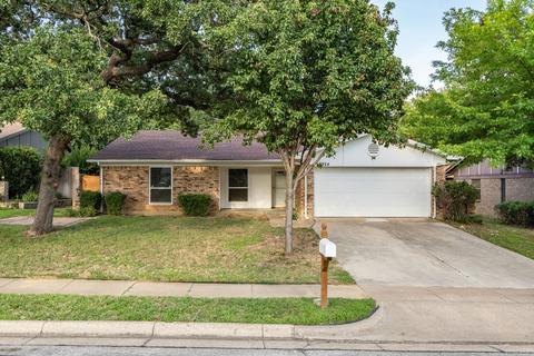 3024 Mossy Oak Ln, Bedford, TX 76021