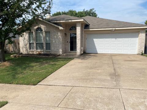 7116 Stonegate Dr, Benbrook, TX 76126