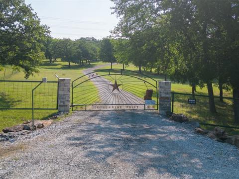 104 Sunrise Pt, Sunset, TX 76270