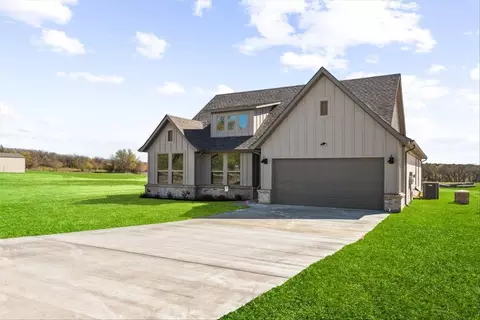 Exterior - 1185 Sanger Dr, Springtown, TX 76082 photo 2 of 3