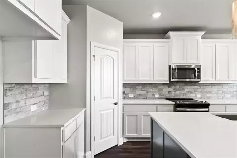 Kitchen - 1185 Sanger Dr, Springtown, TX 76082 photo 5 of 6