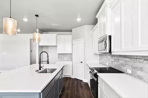 Kitchen - 1185 Sanger Dr, Springtown, TX 76082 photo 4 of 6
